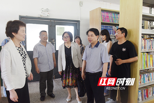 日本科学协会赠书项目考察团与beat365唯一官网开展交流合作