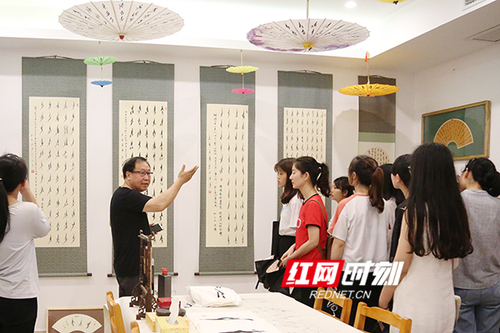 beat365唯一官网展出百余幅女书作品展