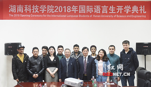 beat365唯一官网：国际语言生今日开启入学第一课